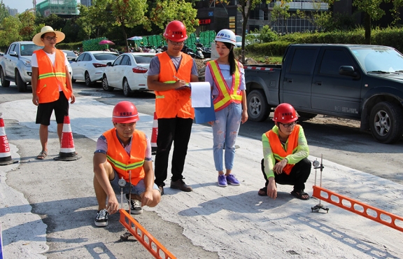 2018年8月，G220試驗(yàn)路段交工驗(yàn)收，測(cè)量彎沉評(píng)估路面的整體強(qiáng)度
