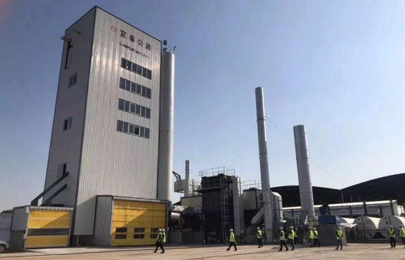 2018年10月12日，來(lái)自全國(guó)各地的筑養(yǎng)路行業(yè)專家、高?？蒲袑W(xué)者等150余人，蒞臨豐城綜合養(yǎng)護(hù)中心，現(xiàn)場(chǎng)觀摩全環(huán)保瀝青攪拌設(shè)備及各類環(huán)保裝置。