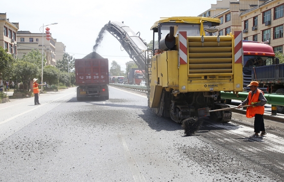 瀝青路面銑刨，廢舊料將回收再利用
